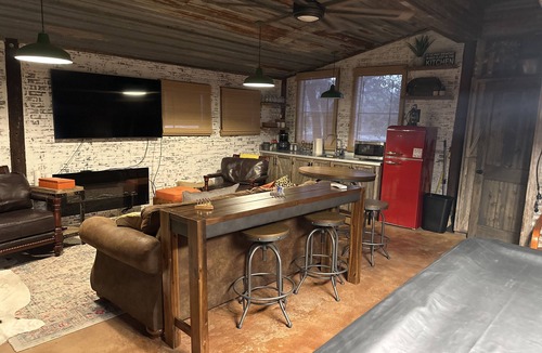Leakey House | Amazing and Relaxing Private Getaway Includes "GAME-ROOM"