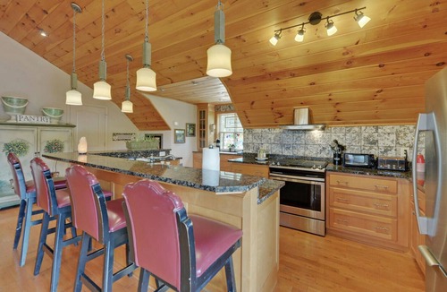Cleveland House | Amazing Farmhouse,18 acres, pool, 7 king bds, near Helen, WEDDINGS & EVENTS