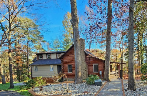 Aylett Cabin | Amazing log cabin - 5 acre stocked pond - 16 acres - Minutes to Kings Dominion