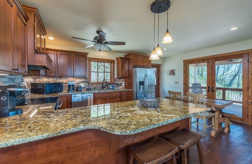 Bakersville Cabin | Amazing Mtn Views, Stunning Sunsets, Fire Pit, Gas Logs, Private, Grill, WiFi!