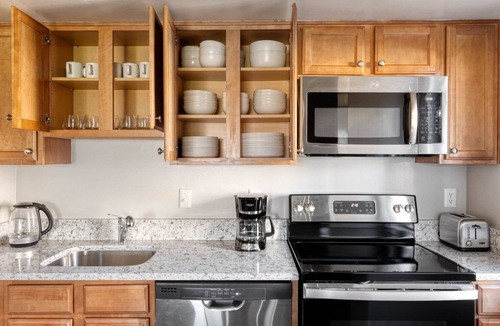 Crystal City Apartment | Amazing Pentagon City 2BR w/W/D & Gym, nr Metro, by Blueground