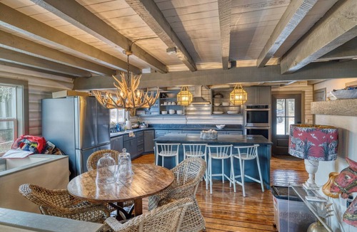 Leakey House | Amazing Retreat in Leakey - Sleeps 14 - Private Pool & Seasonal River Access