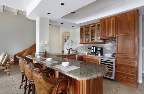 Lihue House | AMAZING VIEWS-Kalapaki Cliffside Penthouse-Perched above, elevator to the sand!