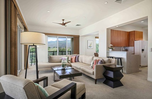 Kamuela Condo | Amenity Centric Contemporary Top Floor Condo
