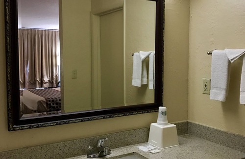 Saks Hotel | American Inn