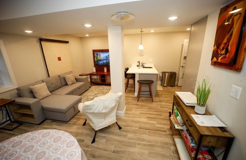 Bloomingdale Apartment | Amma’s Retreat - Peaceful apartment that sleeps 5. 2 beds, 2 baths, free parking
