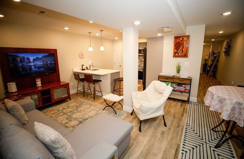 Bloomingdale Apartment | Amma’s Retreat - Peaceful apartment that sleeps 5. 2 beds, 2 baths, free parking