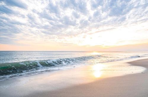 Long Beach Hotel | Anchor Inn by Oak Island Accommodations