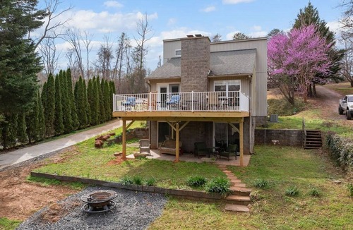 Inman House | Anchored @ Lake Bowen - Family & Pet Friendly Home