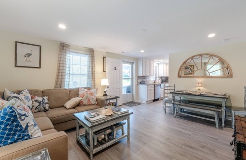 Surf City House | Ankers Away | Pet Friendly, Walk to the Beach!