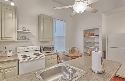 Wilmington Apartment | Ann Street Victorian - Arts and Antiques District