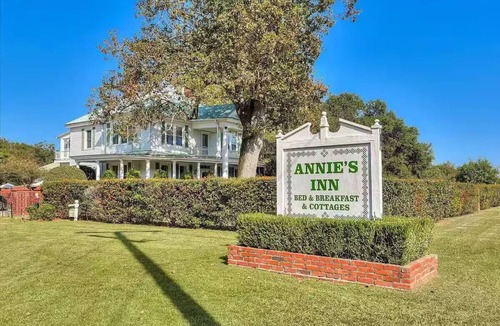 Aiken House | Annie’s Inn: Rooms, Cottages & Pool