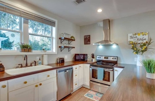Thunderbolt House | Apartment w/ Pool & Gazebo-Swanky Savannah Style