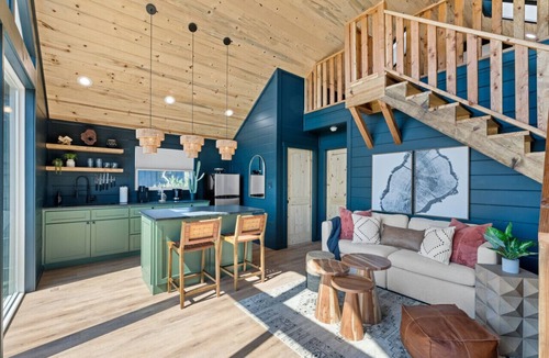 Fredericksburg Cabin | Apollo Treehouse*Lux*Hot tub*Fredericksburg*EV