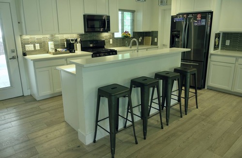 South Manchaca House | Artistic Retreat/Hot Tub/Pool Table/Vintage Vinyl Collection