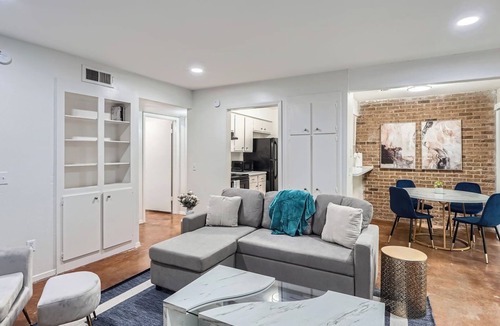 Bouldin Apartment | Artsy King Suite Getaway | Sleeps 4 | Pool, Prkg