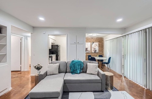 Bouldin Apartment | Artsy King Suite Getaway | Sleeps 4 | Pool, Prkg