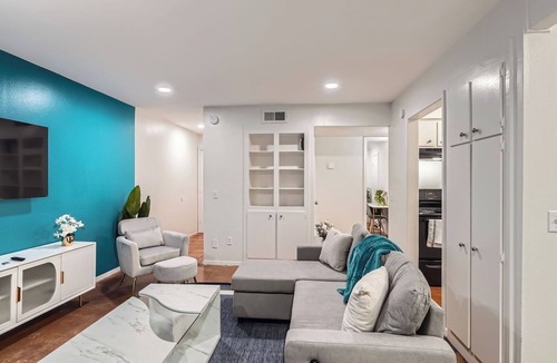 Bouldin Apartment | Artsy King Suite Getaway | Sleeps 4 | Pool, Prkg