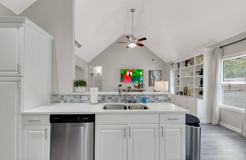 Acworth House | ATH - Sleeps 6 - 3 Beds - Fenced/Pet friendly - Emeral