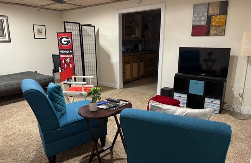 Athens Apartment | Athens Vibe Cozy Place, ready for Gameday!