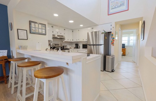 Morehead City Condo | Atlantic Beach Getaway Spacious 3-Level Condo: Walk to the Beach & Pool