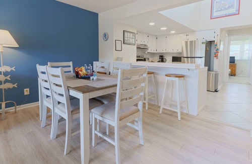 Morehead City Condo | Atlantic Beach Getaway Spacious 3-Level Condo: Walk to the Beach & Pool