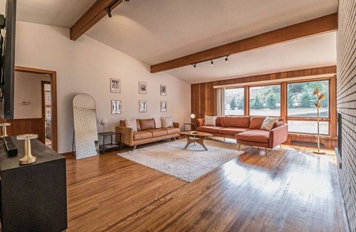 Wade Hampton House | Atomic Ranch - 8 minutes to downtown Greenville