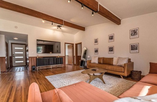 Wade Hampton House | Atomic Ranch - 8 minutes to downtown Greenville