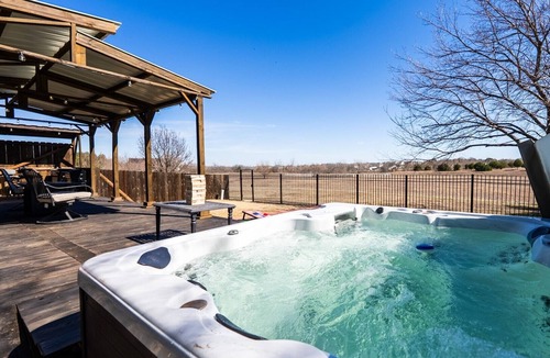 Manor House | ATX Stay & Play ! 10 Beds Grill Hot Tub Pool Table Ping Pong