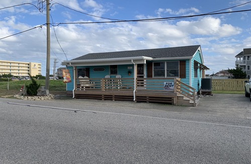 Kill Devil Hills Cottage | Aug 2026 open! !At beach access with lifeguard!Fenced in yard & screened porch