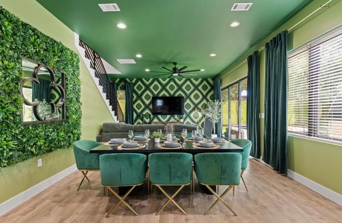 South Manchaca House | Austin 4BD Oasis with Sauna Cold Plunge Beauty Bar