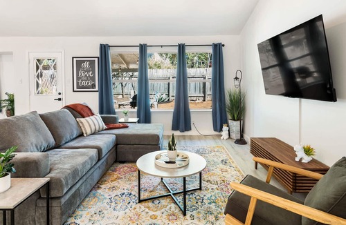 McKinney House | Austin Getaway-Perfect for Groups of 8 and Pets!