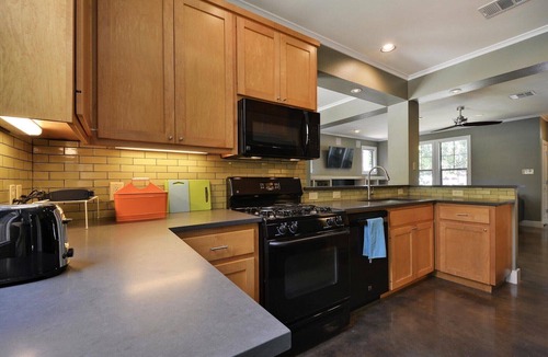 Holly House | AustinPoolHouse Downtown - Industrial Chic + Pool, Game Room. Walk to food & BBQ