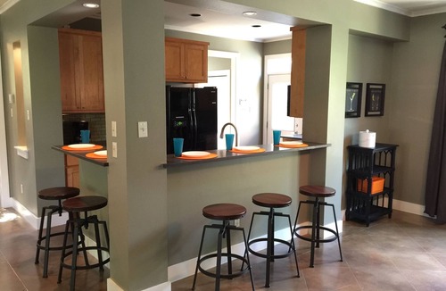 Holly House | AustinPoolHouse Downtown - Industrial Chic + Pool, Game Room. Walk to food & BBQ