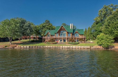 Lake Norman of Catawba House | Azalea Retreat- The Lodge | Pool | Pickleball