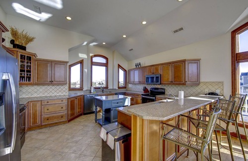 Avon House | Backyard FUN & RELAXATION ! Pool, hot tub, tiki hut, fire pit, putting green