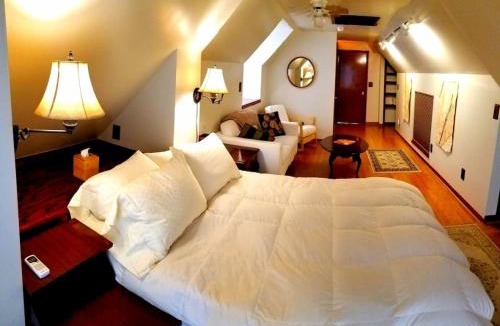Stanardsville Apartment | Balcony Suite at White Lotus Eco Spa Retreat