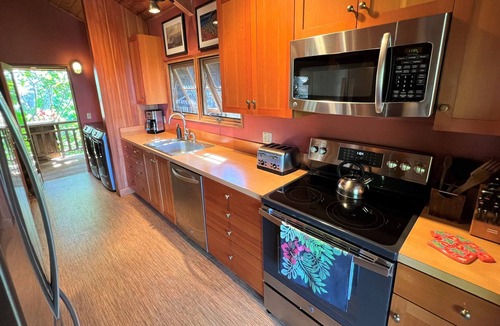 Maunaloa House | BALI-STYLE CUSTOM HOME PARADISE, 4BEDROOMS EACH WITH BATH AND PRIVATE BALCONY!