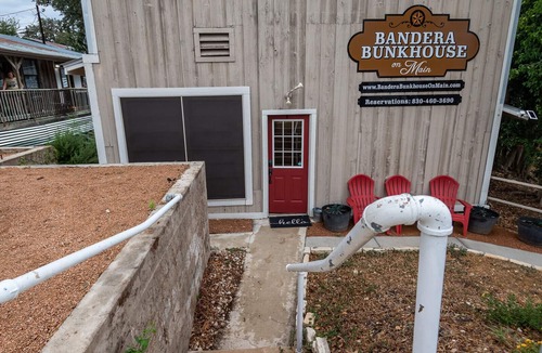 Bandera Hotel | Bandera Bunkhouse On Main #3