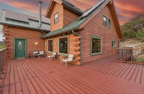 Mico Bed & Breakfast | Bandera Suite - The Walpole Lodge, Mico, TX