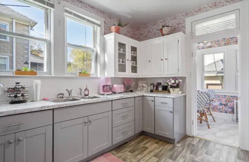 Westfield Apartment | Barbie Dream Loft! Wine/Yard/King Bed/Parking!