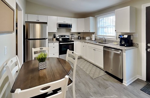 Metropolitan House | Barnard Row House | Pet-Friendly, Renovated Duplex + Walk to Forsyth Park!