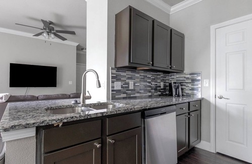 Riverpark West Apartment | Barsala l tChic 2BD Apt: Pool, Outdoor Kitchen
