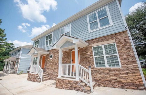 Southwestern Apartment | Basic 4 bedrooms with 6 beds 15 min from downtown sleeps 9 Adults comfortably for Work crews and Large groups