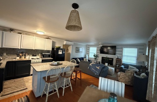 Point Lookout Cottage | 𝑩𝑨𝒀 𝑺𝑰𝑫𝑬 𝑹𝑬𝑻𝑹𝑬𝑨𝑻, ON THE SANDS OF THE 𝐂𝐇𝐄𝐒𝐀𝐏𝐄𝐀𝐊𝐄 𝐁𝐀𝐘