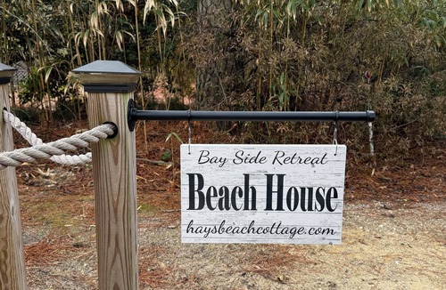 Point Lookout Cottage | 𝑩𝑨𝒀 𝑺𝑰𝑫𝑬 𝑹𝑬𝑻𝑹𝑬𝑨𝑻, ON THE SANDS OF THE 𝐂𝐇𝐄𝐒𝐀𝐏𝐄𝐀𝐊𝐄 𝐁𝐀𝐘