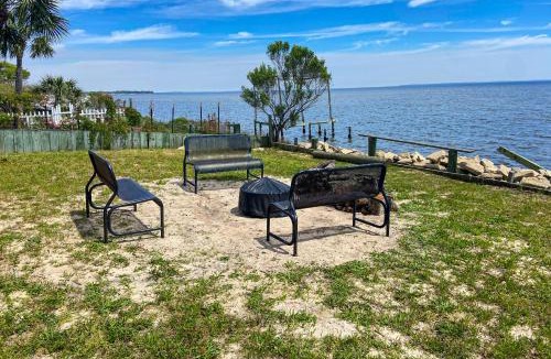Freeport House | Bayfront Breeze
