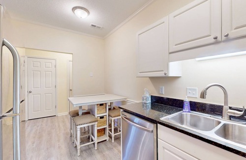 Vaught Condo | Beach condo with pool, volleyball court, on-site golf, & gym - snowbird-friendly
