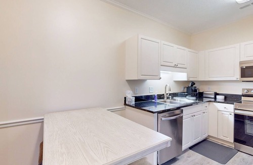 Vaught Condo | Beach condo with pool, volleyball court, on-site golf, & gym - snowbird-friendly