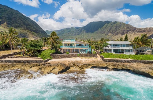 Makaha House | BEACH FRONT Paradise With A/C, Pool & Jet Tub